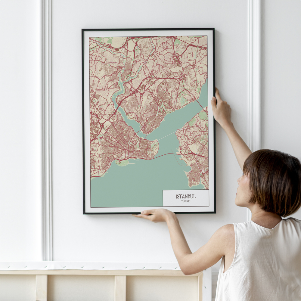 Großes Istanbul-Stadtplanposter im schwarzen Rahmen an einer weißen Wand mit Zierleisten