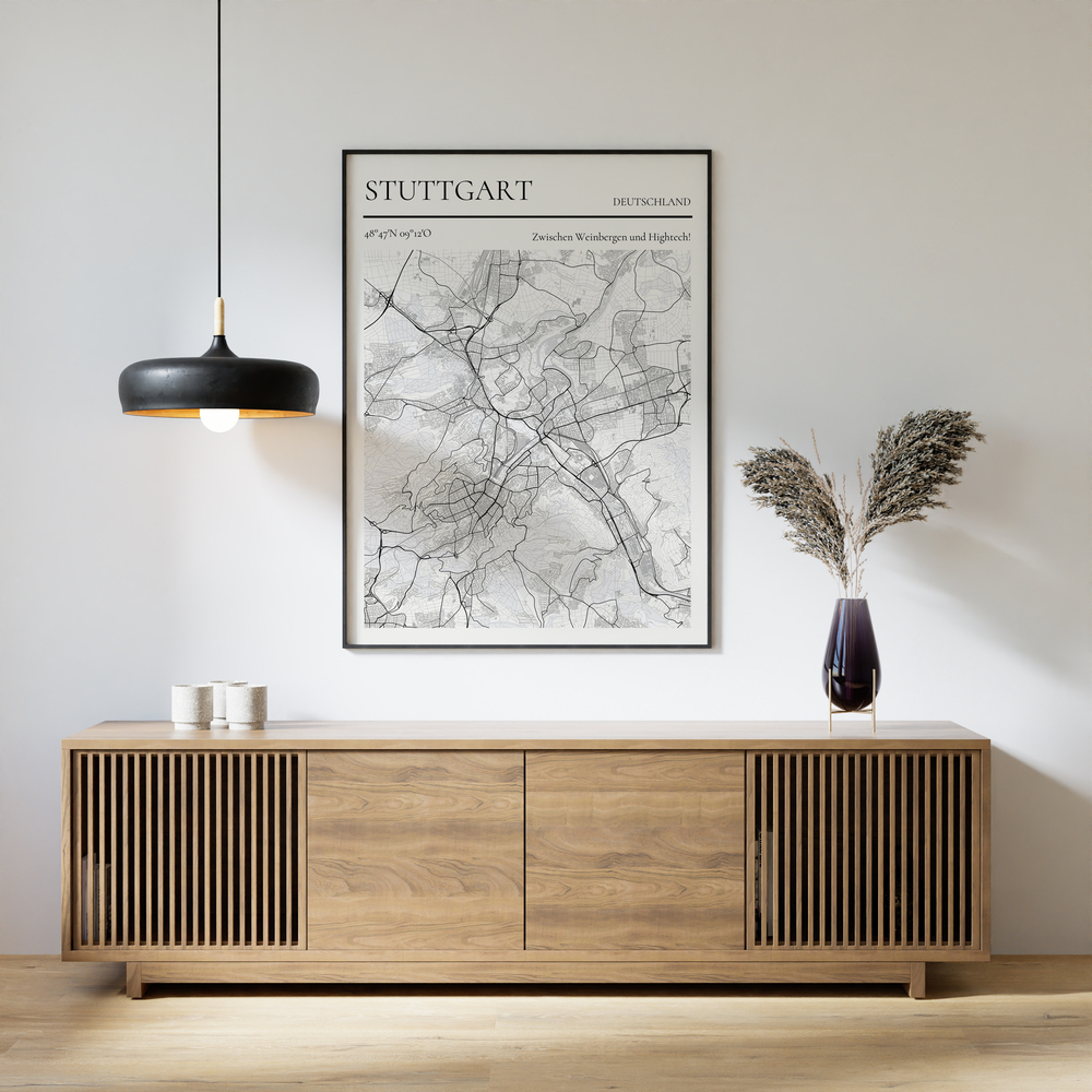 Gerahmtes Stuttgart-Stadtposter im Magazinstil über einem Holzsideboard, neben Pendelleuchte und Vase