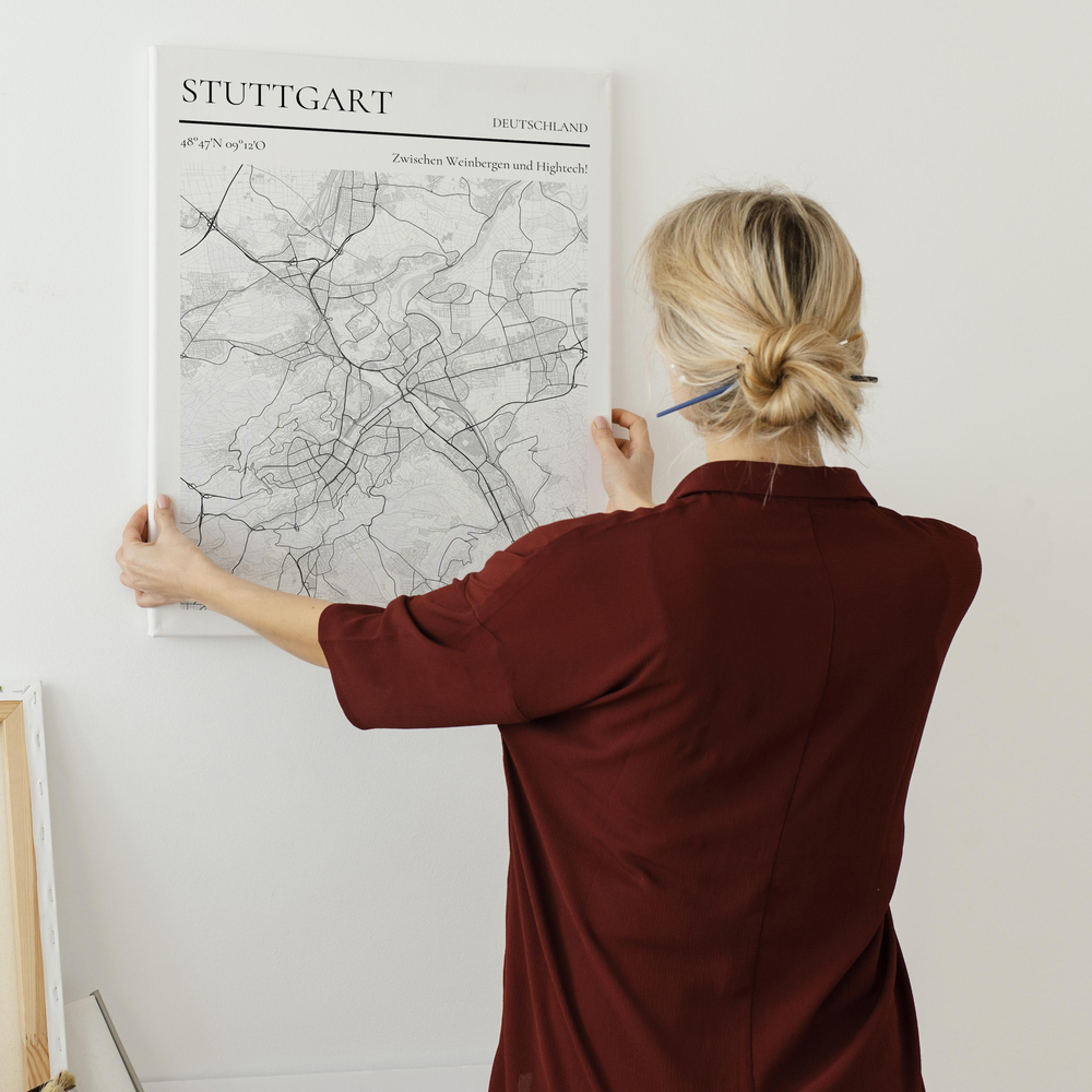 Ungerahmtes Stuttgart-Stadtposter in Schwarz-Weiß mit klarer Gestaltung im Magazinstil an einer weißen Wand
