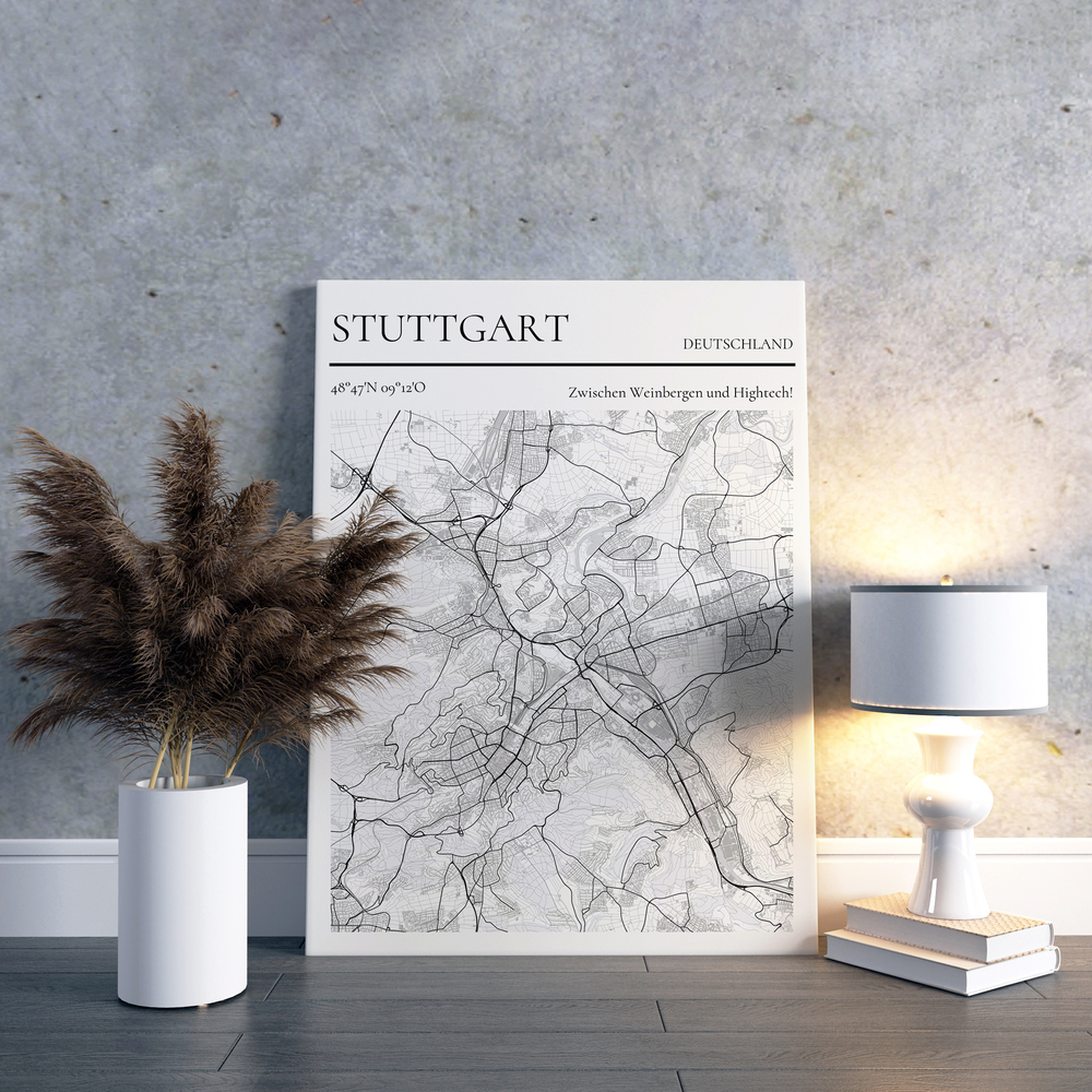Stuttgart-Stadtposter ohne Rahmen an einer Betonwand, neben einer Vase mit Gräsern und einer Tischlampe