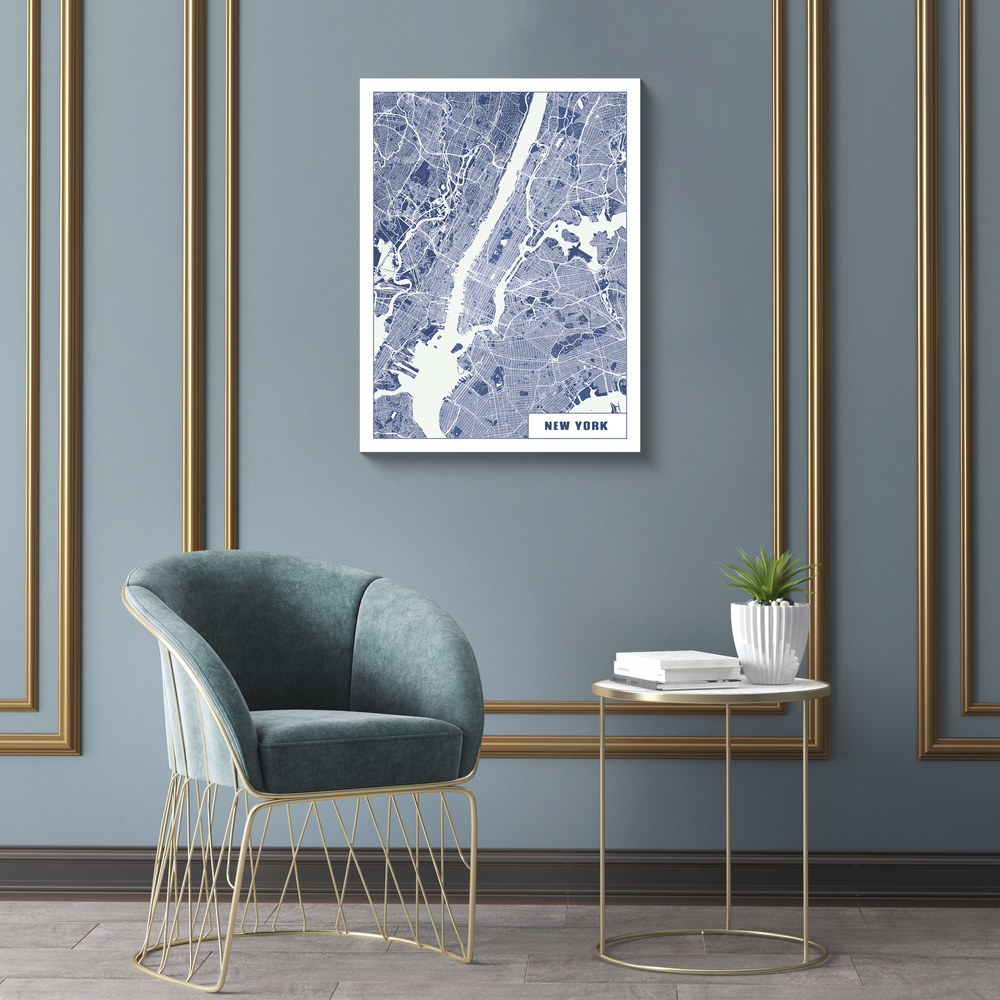 Blau-weißes New-York-Stadtplanposter an graublauer Wand mit Goldleisten über einem Samtsessel