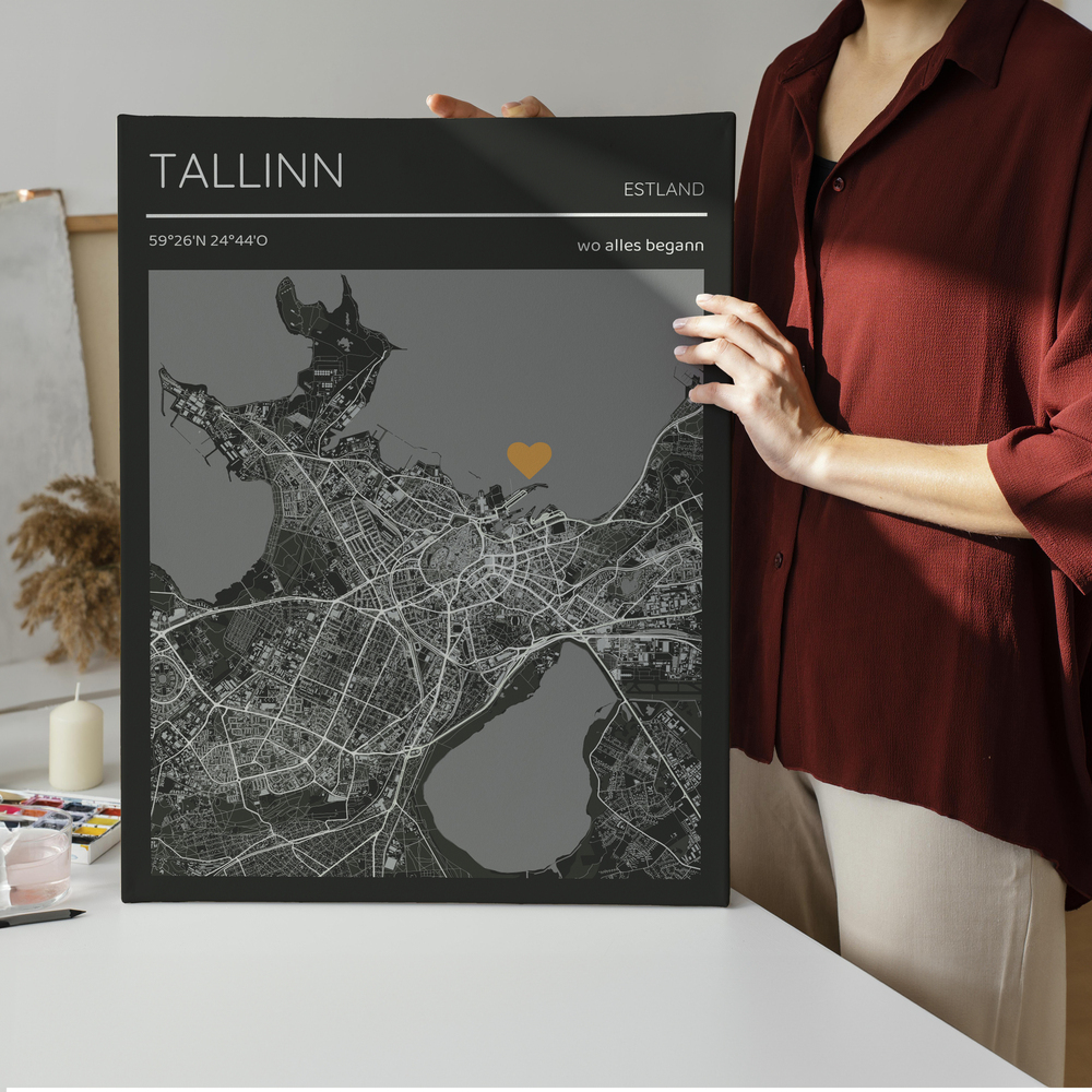 Dunkler Stadtkartendruck mit Herz auf einem weißen Tisch, als persönliches Geschenk zum Jahrestag