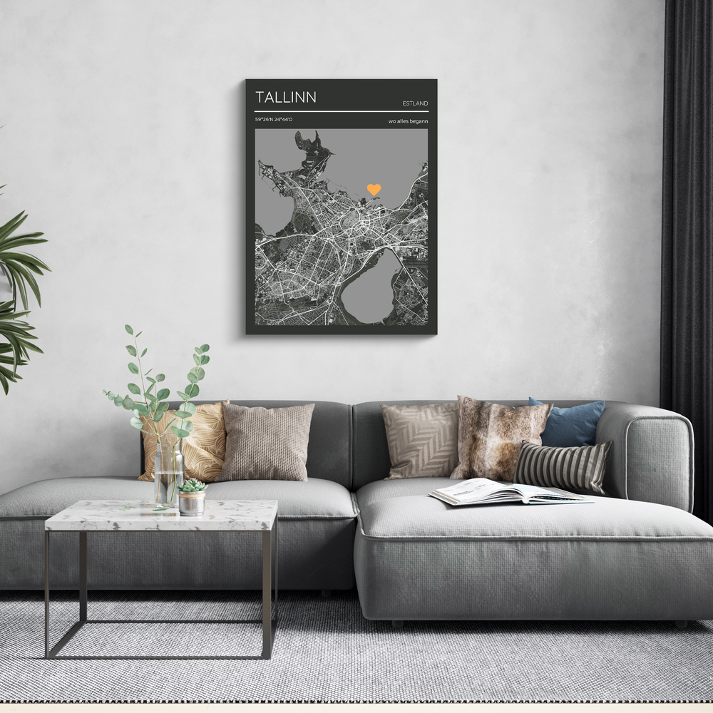Dunkles Stadtkartenbild mit Herz über dem grauen Sofa, eine Geschenkidee für Paare zum Valentinstag