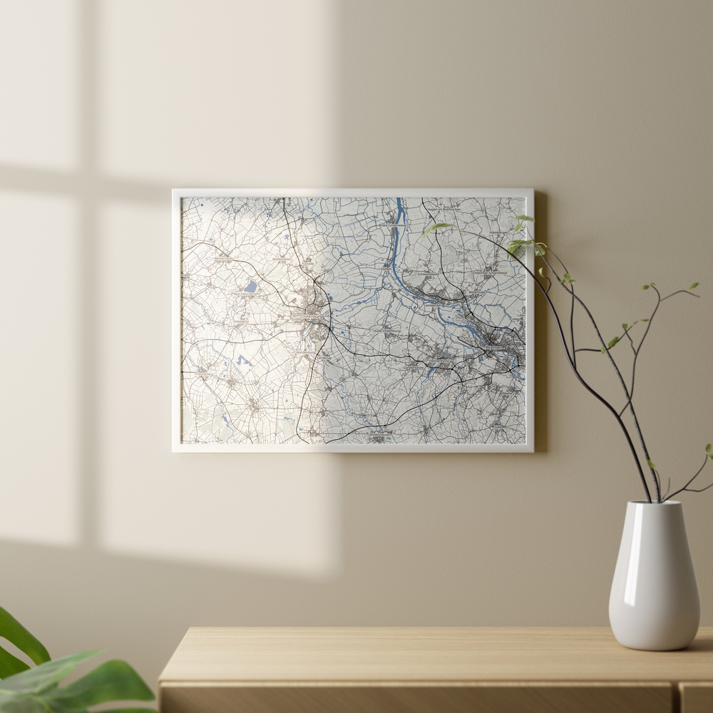 Individuelle Landkarte im weißen Rahmen an einer beigen Wand über einem Holzsideboard mit weißer Vase