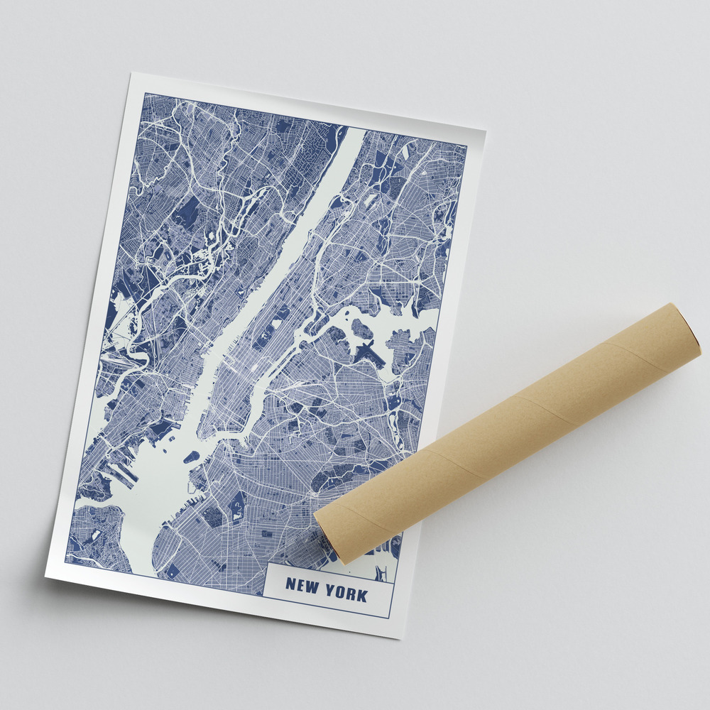 Ungerahmtes New-York-Stadtplanposter in Blau-Weiß im TECH-Stil, schräg liegend neben einer Versandrolle