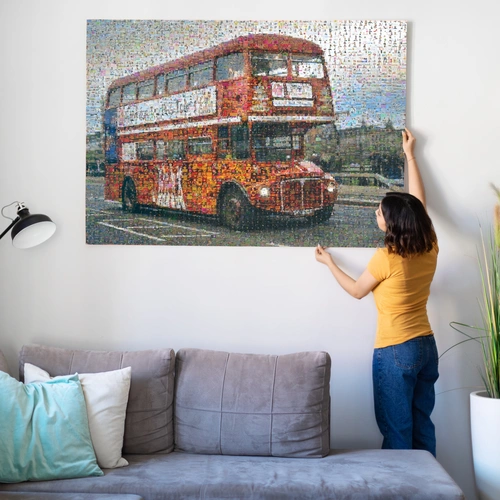 Fotomosaik eines roten Doppeldeckerbusses aus vielen kleinen Fotos, wird über dem Sofa aufgehängt